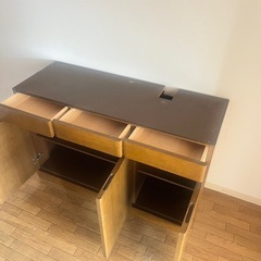 キッチンカップボード　木製キャビネットの画像