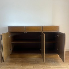 キッチンカップボード　木製キャビネットの画像