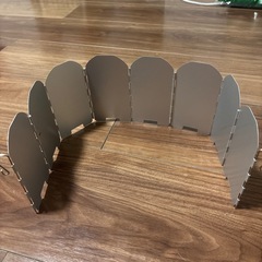 キャンプ用キッチングッツの風避けの画像