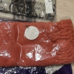 【まとめ売り】新品冬物小物＋おまけスカーフ＋お花のブローチの画像