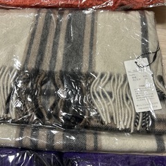 【まとめ売り】新品冬物小物＋おまけスカーフ＋お花のブローチの画像