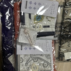 【まとめ売り】新品冬物小物＋おまけスカーフ＋お花のブローチの画像