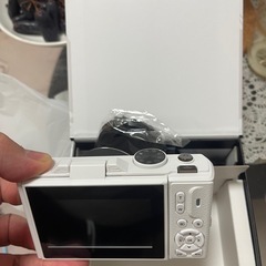 (新商品)SRVR デジタルカメラ 5K 録画 デジカメ 7500 万画素 Wi-Fi 機能 180 度回転ディスプレイの画像