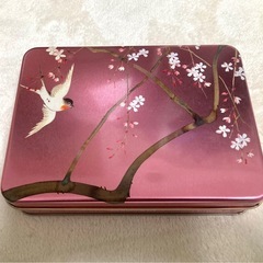 「東京国立博物館」「四季花鳥図巻　坂井抱一筆」ピンク空缶　神戸月堂　中身なし スチール缶　小物入れ　コレクションの画像