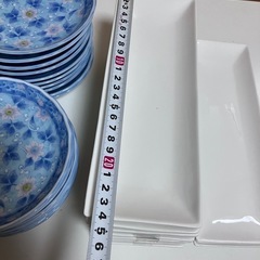 長方形と丸皿の画像