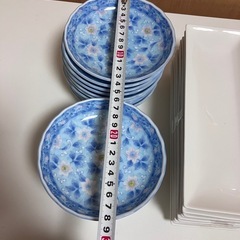 長方形と丸皿の画像