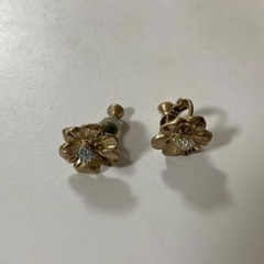 アネモネ ゴールドの花モチーフ　イヤリング の画像
