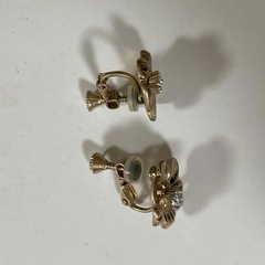アネモネ ゴールドの花モチーフ　イヤリング の画像