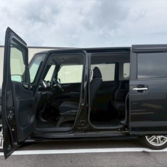 月々1.2万円〜分割払い可❗️ 車検2年付き！【名義変更代込み】大人気☆ホンダ N-BOXカスタム☆ステアリングスイッチ付き☆Bluetooth対応ナビ付き☆走行中DVD見れます☆ETC付き☆便利なバックカメラ付き☆スライドドア☆純正アルミ☆ドラレコ付き☆スマートキー☆フルオートエアコン☆事故歴修復歴なし☆そのまま乗って帰れます❗️の画像