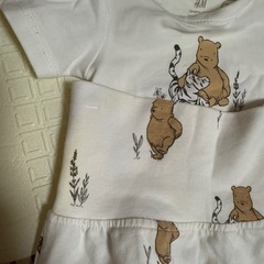 花柄ベビー肌着 ロンパース50-60cm 2枚セット＆H&Mプーさんの画像