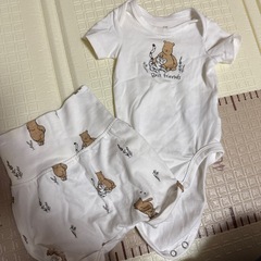 花柄ベビー肌着 ロンパース50-60cm 2枚セット＆H&Mプーさんの画像