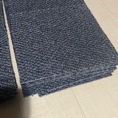タイルカーペット7枚+半分サイズ10枚の画像