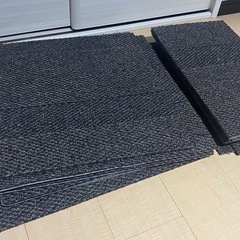 タイルカーペット7枚+半分サイズ10枚の画像