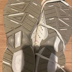 レディース　シューズ　プーマ　白　ピンク　スニーカー　ランニングシューズの画像