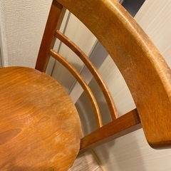 木の椅子の画像