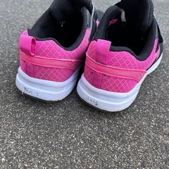 女の子スニーカーの画像