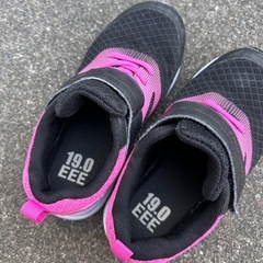 女の子スニーカーの画像