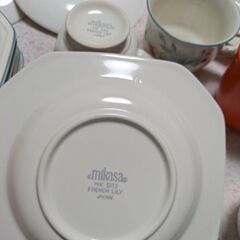 コーヒーカップ、皿などの画像