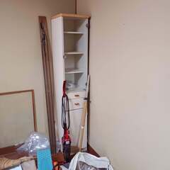 昔の細い食器棚　古いキッチンボード　の画像