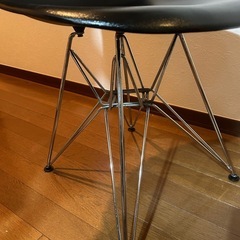 イームズチェアー風の椅子の画像