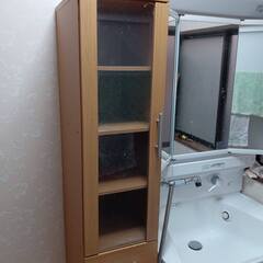 昔の細い食器棚　古いキッチンボード　茶色の画像