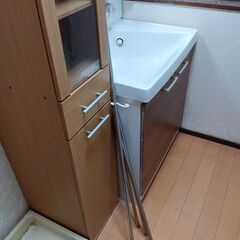 昔の細い食器棚　古いキッチンボード　茶色の画像