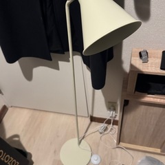 モダンなおしゃれフロアライトの画像