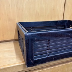 木の素材の小物入れの画像