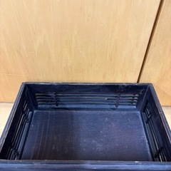 木の素材の小物入れの画像