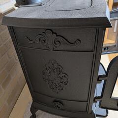 【新品未使用・鋳鉄製クラシック薪ストーブ】アンティーク調／両開きガラス扉／上部ローディングタイプ（引き取り限定）の画像