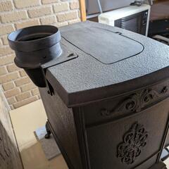 【新品未使用・鋳鉄製クラシック薪ストーブ】アンティーク調／両開きガラス扉／上部ローディングタイプ（引き取り限定）の画像