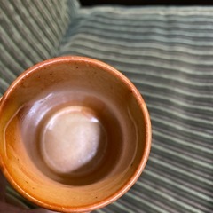 湯呑み 橙色  渋い緑色の画像