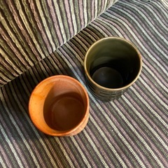 湯呑み 橙色  渋い緑色の画像