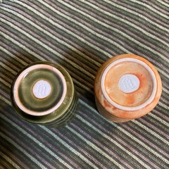 湯呑み 橙色  渋い緑色の画像