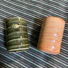 湯呑み 橙色  渋い緑色の画像