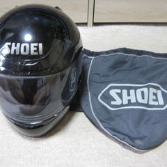 SHOEI X-8R ブラック ショウエイ フルフェイス ヘルメット Sサイズ   SHOEI製のヘルメット。   - ブランド: SHOEI  - モデル名: X-8R  - 色: 黒  -サイズS   転倒歴はありませんが、アイドリング中にバイクの上から落として画像４の様に塗装剥げ数ヶ所あります  中のスポンジ劣化あり(交換してください)  神経質な方はご遠慮ください   お取り引き場所はスギ薬局西三国店付近でお願いしますの画像
