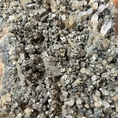 パイライト？水晶？原石の画像