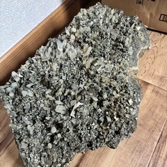 パイライト？水晶？原石の画像