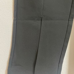 黒　パンツの画像