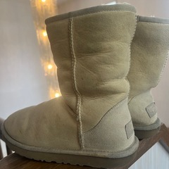 UGG　クラシックショートブーツ　ベージュ（S/N 5825）　　　　　　　　　の画像