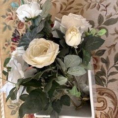 白バラのシルクフラワーの画像