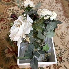 白バラのシルクフラワーの画像