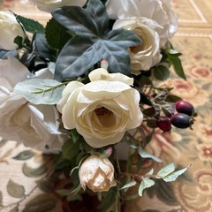 白バラのシルクフラワーの画像