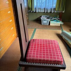 木製 椅子 レトロ アンティーク調 赤い座面 クッション付きの画像