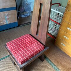 木製 椅子 レトロ アンティーク調 赤い座面 クッション付きの画像