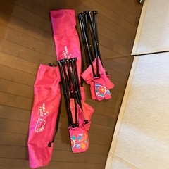 キティちゃん柄の折りたたみ椅子の画像