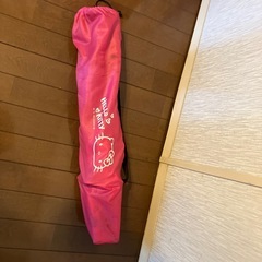 キティちゃん柄の折りたたみ椅子の画像