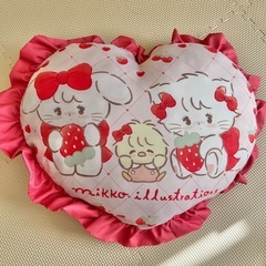 mikko いちごフリルクッション2種セットの画像