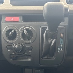 スズキ アルト Fグレード 希少な4WDモデル × オートギヤシフトの一台です！ 雪道や山間部でも安心して走れる人気仕様になります。の画像