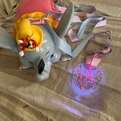 ディズニーランド　ポップコーンバスケットとティンカーベルの光る首飾りの画像